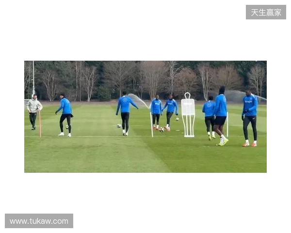 跟队:埃斯特旺参加了切尔西的公开训练,里斯、约恩森缺席